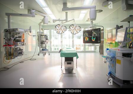 Essen, Germania. 27 Apr 2021. Un'immagine tomografica computerizzata di un cranio facciale può essere vista nella sala operatoria ENT dell'Ospedale Universitario. La nuova costruzione dell'ala operativa per le operazioni oculari ed ENT è costata quasi 70 milioni di euro. Secondo l'Ospedale Universitario, questi sono attualmente i teatri operativi più moderni in Germania e in Europa. Credit: Jonas Güttler/dpa/Alamy Live News Foto Stock