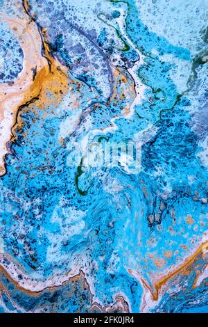 Consistenza dell'inchiostro, marmo liquido, acquerello blu. Sfondo spottoso, effetto di spalmatura delle vernici. Tela d'arte, disegno di pittura. Acquarello creativo, surf colorato Foto Stock