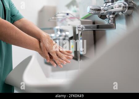 Essen, Germania. 27 Apr 2021. Una donna le lava le mani in un teatro operatorio di ENT presso l'ospedale universitario. La nuova costruzione della sala operatoria per le operazioni Eye e ENT è costata quasi 70 milioni di euro. Secondo l'Ospedale Universitario, questi sono attualmente i teatri operativi più moderni in Germania e in Europa. Credit: Jonas Güttler/dpa/Alamy Live News Foto Stock