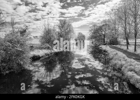 Infra immagine rossa del fiume Chelmer in Essex, vicino a Little Baddow in una luminosa e soleggiata mattina di aprile Foto Stock