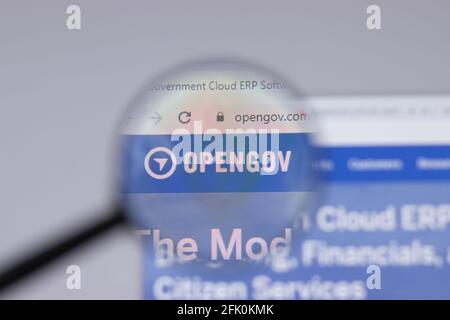 New York, USA - 26 Aprile 2021: Primo piano del logo OpenGov sulla pagina del sito, Editoriale illustrativo Foto Stock