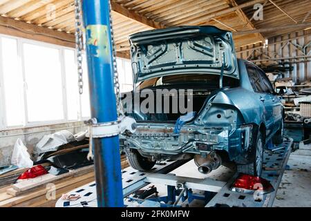 La vettura ha ammaccato il paraurti posteriore danneggiato dopo un incidente. Tirare la carrozzeria automatica. Foto Stock