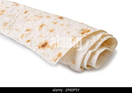 Lavash - gustoso e sano pane piatto armeno e turco azzimo. Pita sottile arrotolato isolato su sfondo bianco. Foto Stock