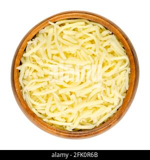 Pizza grattugiata, in un recipiente di legno. Formaggio semirigido grattugiato, leggermente fuso, fatto di latte pastorizzato, arrotolato in amido per evitare l'incollaggio. Foto Stock