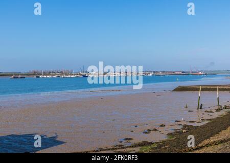 Bassa marea a Burnham-on-Crouch guardando attraverso il fiume Crouch a ormeggiato Barche a Baltic Wharf a Canewdon Foto Stock