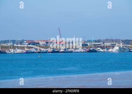 Bassa marea a Burnham-on-Crouch guardando attraverso il fiume Crouch a ormeggiato Barche a Baltic Wharf a Canewdon Foto Stock