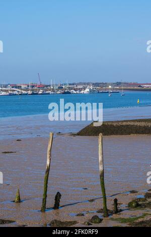 Bassa marea a Burnham-on-Crouch guardando attraverso il fiume Crouch a ormeggiato Barche a Baltic Wharf a Canewdon Foto Stock