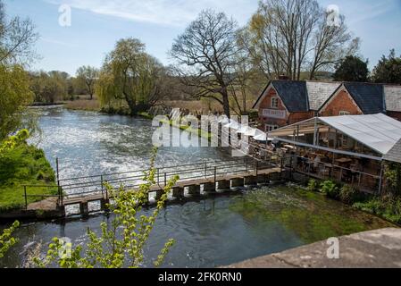 Fullerton vicino Stockbridge, Hampshire, Inghilterra, Regno Unito. 2021. Il pub ristorante inglese si affaccia sul fiume Test vicino a Stockebridge, Regno Unito. Foto Stock