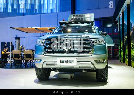 Un pick-up a doppia cabina serie Bullet (Dan) di GWM Poer montato per viaggi e campeggio in mostra al Shanghai Auto Show 2021, Cina. Foto Stock