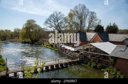 Fullerton vicino Stockbridge, Hampshire, Inghilterra, Regno Unito. 2021. Il pub ristorante inglese si affaccia sul fiume Test vicino a Stockebridge, Regno Unito. Foto Stock