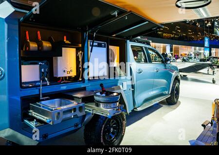 Un pick-up a doppia cabina serie Bullet (Dan) di GWM Poer montato per viaggi e campeggio in mostra al Shanghai Auto Show 2021, Cina. Foto Stock