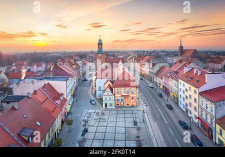 Sroda Slaska, Polonia. Arrial vista del Municipio storico all'alba Foto Stock