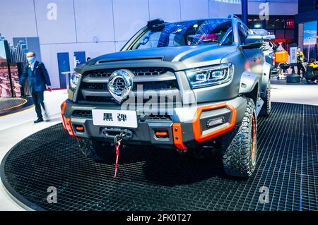 Un autocarro con raccoglitore Bullet nero a doppia cabina di GWM Poer in esposizione al Shanghai Auto Show 2021, Cina. Foto Stock