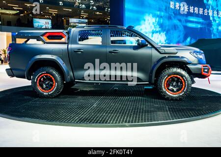 Un autocarro con raccoglitore Bullet nero a doppia cabina di GWM Poer in esposizione al Shanghai Auto Show 2021, Cina. Foto Stock