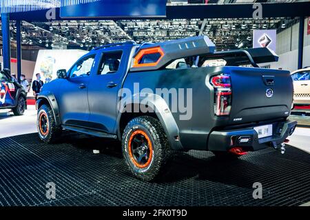 Un autocarro con raccoglitore Bullet nero a doppia cabina di GWM Poer in esposizione al Shanghai Auto Show 2021, Cina. Foto Stock