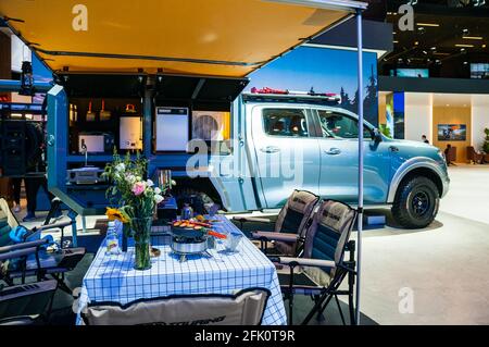 Un pick-up a doppia cabina serie Bullet (Dan) di GWM Poer montato per viaggi e campeggio in mostra al Shanghai Auto Show 2021, Cina. Foto Stock