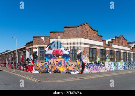 Edifici colorati decorati in Bloodgate Street, Digbeth, Birmingham Foto Stock