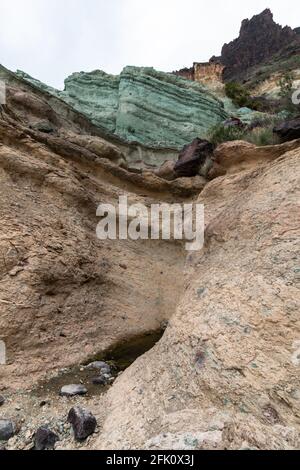 Strati bluastri sulla faccia interna di un cratere prodotto dall'alterazione dei minerali da parte della lava del vulcano. Sono noti come "Los Azulejos" in M. Foto Stock