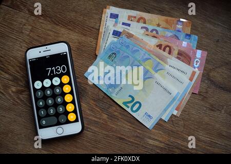 Banconote in euro diverse con calcolatrice Foto Stock