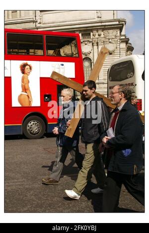 La marcia anuale della Crocifissione tra la sala centrale metodista e Westminster Cathederal....la croce è stata portata dalla gente dal passaggio (lavorando con i senzatetto) la donna che ha portato la croce al ritorno all'Abbazia di Westminster è stata Sr Ellen Flynn DC, direttore del Passage.pic David Sandison 9/4/2004 Foto Stock