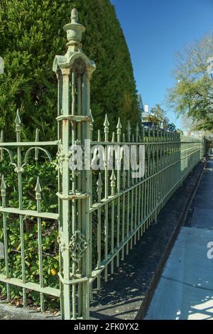 Una recinzione in ferro battuto verde Foto Stock