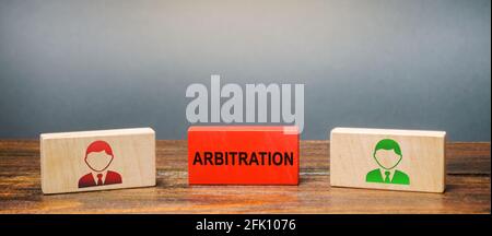Blocchi di legno con l'immagine di due persone e la parola arbitrato tra loro. Soluzione alternativa delle controversie. Risolvere le controversie al di fuori del giudice Foto Stock