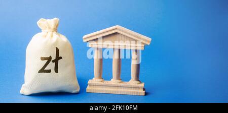 Borsa di denaro zloty polacca e edificio governativo. Concetto di business e finanza. Deposito, prestito e investimento in banca. Credito. Aiuto dallo stato Foto Stock