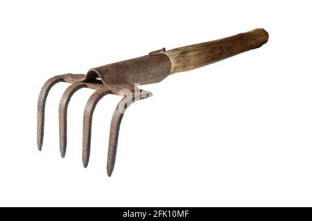 Vecchio rastrello di metallo su una maniglia di legno per il giardinaggio. Utensile arrugginito isolato su sfondo bianco Foto Stock