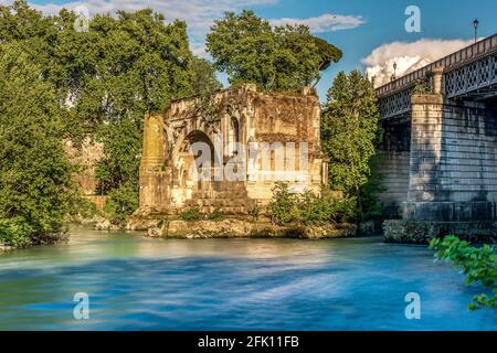 Isola Tiberina, fiume Tevere, ponti Ponte rotto e Cestio, quartiere Trastevere, Roma, Lazio, Italia, Europa Foto Stock