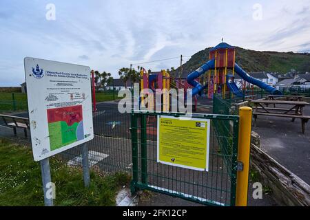 WATERFORD - IRLANDA - APRILE 17-2021 COVID 19 poster in un parco per bambini. Virus lock down. No persone Foto Stock