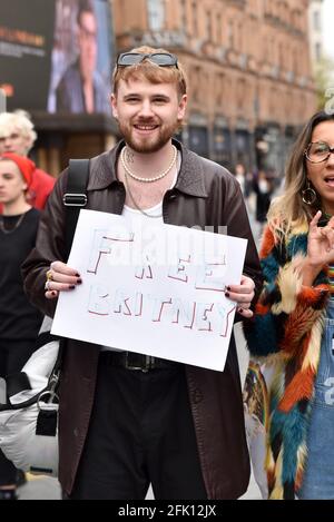 Leicester Square, Londra, Regno Unito. 27 Aprile 2021. Un gruppo di persone ha in scena una protesta di "Free Britney Spears". Credit: Matthew Chpicle/Alamy Live News Foto Stock