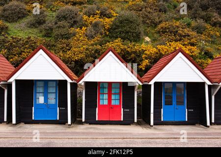 Un'immagine simmetrica delle capanne sulla spiaggia di Bournemouth Dorset Regno Unito Foto Stock