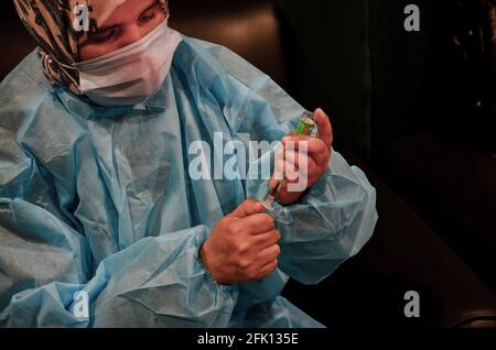 Srinagar, India. 27 Apr 2021. Un operatore sanitario prepara il dosaggio del vaccino Covisield Coronavirus durante il viaggio di vaccinazione a Srinagar. Nel corso della seconda ondata di pandemia di coronavirus in India, nelle ultime 24 ore sono stati segnalati un totale di 323,023 nuovi casi di coronavirus, 2,771 decessi correlati e 251,827 recuperi. (Foto di Saqib Majeed/SOPA Images/Sipa USA) Credit: Sipa USA/Alamy Live News Foto Stock