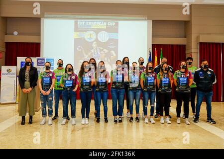 Malaga, Spagna. 27 Apr 2021. Rincon Fertilidad i giocatori di Malaga posano per una foto di gruppo durante la presentazione delle partite finali della Coppa europea EHF al Parador de M·laga Golf Club. Rincon Fertilidad Malaga è la prima squadra andalusa a raggiungere la finale di un concorso europeo di pallamano. La prima partita contro RK Lokomotiv Zagreb si disputerà il 1° maggio a Malaga. La seconda partita si terrà il 9 maggio a Zagabria. (Foto di Francis Gonzalez/SOPA Images/Sipa USA) Credit: Sipa USA/Alamy Live News Foto Stock