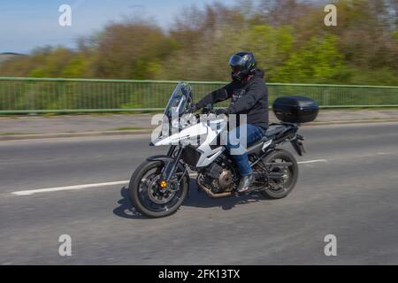 2020 nero Suzuki DL 1050 Rq MO; motociclista; trasporto a due ruote, motociclette, veicoli su strada britannica, motociclette, motociclette, motociclisti che guidano a Manchester, Regno Unito Foto Stock