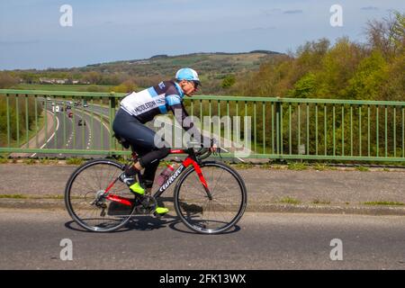 Willier Triestina; bici da strada sportiva al carbonio da motociclista maschile, sfocata, bassa velocità dell'otturatore, sfocatura del movimento, sfocatura, Moto da corsa in movimento, panning in movimento, bicicletta, telai di biciclette in fibra di carbonio, telaio di biciclette composito monoscocca; ciclisti veloci che gareggia alla velocità, ciclisti sulla rotta di campagna che attraversa il ponte autostradale nella rurale Lancashire, Regno Unito Foto Stock