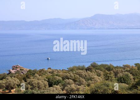 Guardando attraverso un campeggio verso Latchi e Polis e i Monti Troodos, la penisola di Akamas a Cipro. Foto Stock