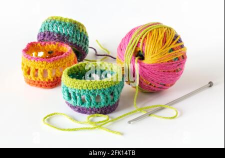 Braccialetti multicolore in lana e crochet Foto Stock
