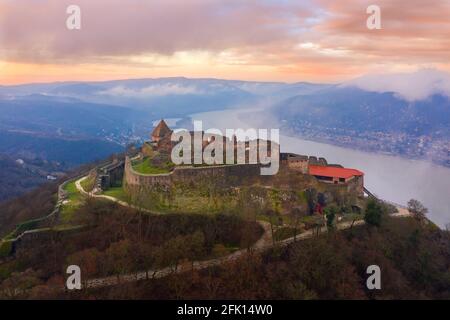 Visegrad, Ungheria - veduta aerea del drone panoramico del bellissimo castello alto di Visegrad in una mattinata invernale in luna. Foto Stock