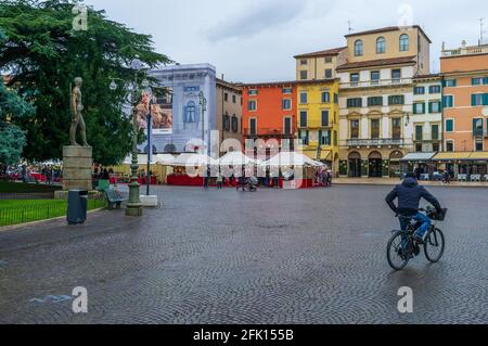 Mercatino di Natale in Piazza Bra, centro città, Patrimonio Mondiale dell'UNESCO, , Verona, Veneto, Italia, Europa Foto Stock