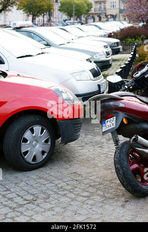 POZNAN, POLONIA - 29 aprile 2013: Molte auto parcheggiate vicino ad una strada trafficata. I problemi di parcheggio sono usuali nelle grandi città. Foto Stock