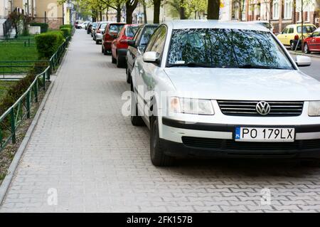 POZNAN, POLONIA - 29 aprile 2013: Molte auto parcheggiate vicino ad una strada trafficata. I problemi di parcheggio sono usuali nelle grandi città. Foto Stock