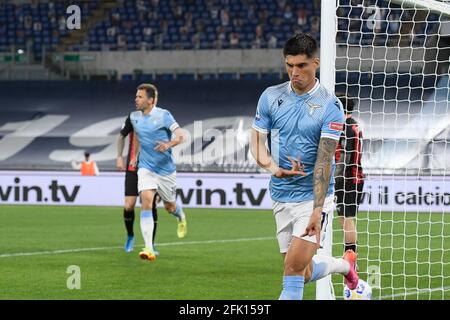 Joaquin Correa della SS Lazio festeggia dopo aver segnato il traguardo 1-0 durante la Serie A una partita di calcio tra SS Lazio e AC Milan Stadio Olimpico il 26 aprile 2021 a Roma. (Foto di Roberto Ramaccia / Agenzia fotografica INA) Foto Stock