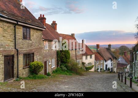 Tramonto su cottage su una strada acciottolata a Gold Hill A Shaftestbury in Dorset Foto Stock