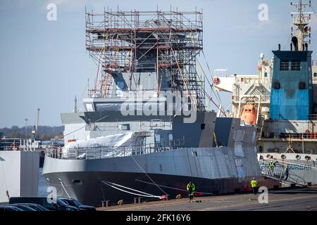 Brema, Germania. 27 Apr 2021. Una nave navale Meko 200 per l'Egitto è ormeggiata nel porto di Neustadt. La nave da guerra è stata costruita per conto di ThyssenKrupp Marine Systems (TKMS/Kiel) presso il cantiere navale Stahlbau Nord di Bremerhaven. Tuttavia, il porto era troppo poco profondo per la prima prova di galleggiamento, così il pontile è stato trainato a Brema con la nave e vi è stato lanciato. Credit: Sina Schuldt/dpa/Alamy Live News Foto Stock