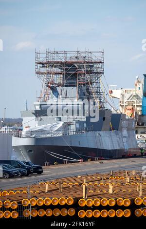 Brema, Germania. 27 Apr 2021. Una nave navale Meko 200 per l'Egitto è ormeggiata nel porto di Neustadt. La nave da guerra è stata costruita per conto di ThyssenKrupp Marine Systems (TKMS/Kiel) presso il cantiere navale Stahlbau Nord di Bremerhaven. Tuttavia, il porto era troppo poco profondo per la prima prova di galleggiamento, così il pontile è stato trainato a Brema con la nave e vi è stato lanciato. Credit: Sina Schuldt/dpa/Alamy Live News Foto Stock