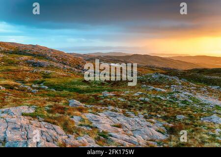 Glorioso tramonto dalla cima del Bealach na Ba Vicino a Applecross sulla rotta NC500 in Scozia Foto Stock