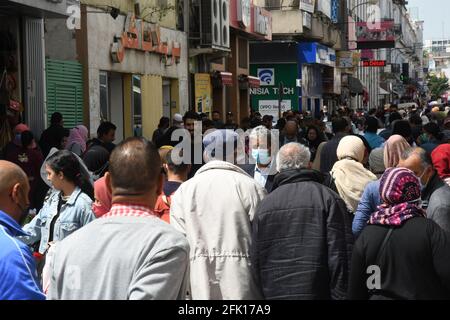 Tunisi, Tunisia. 27 Apr 2021. La gente cammina nella strada del centro di Tunisi, Tunisia, 27 aprile 2021. Il Ministero della Salute tunisino ha segnalato 1,285 nuovi casi COVID-19 lunedì, portando il numero totale di infezioni nel paese nordafricano a 301,627. Credit: Adel Ezzine/Xinhua/Alamy Live News Foto Stock