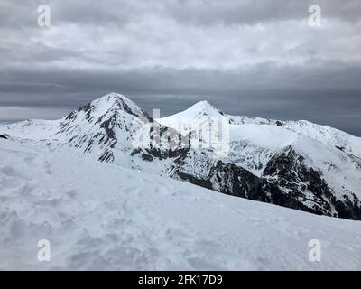 Picchi Vihren e Kutelo nella catena montuosa del Pirin, Bulgaria, come visto dalla vicina cima Todorka in inverno Foto Stock