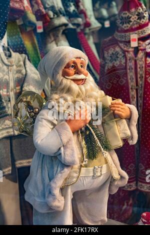 Manichino di Santa (Jõuluvana) con abiti bianchi a Tallinn, Estonia Foto Stock